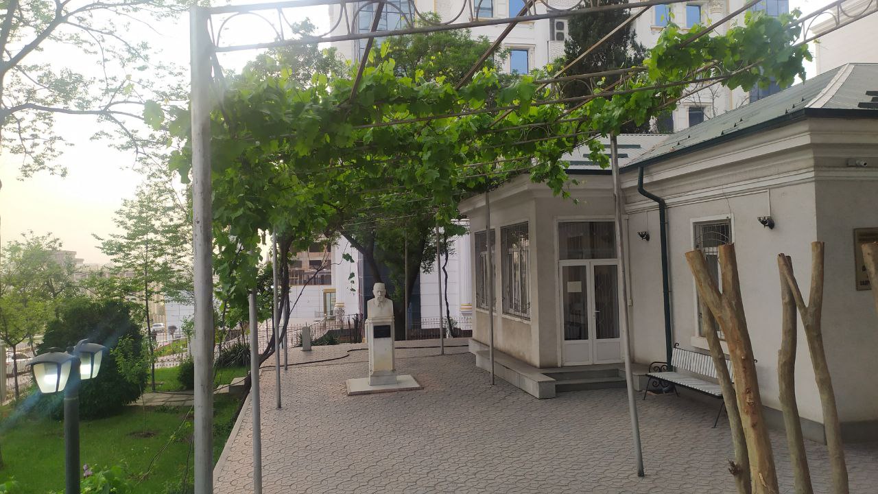 Ҳавлии Осорхонаи устод Айнӣ дар Душанбе