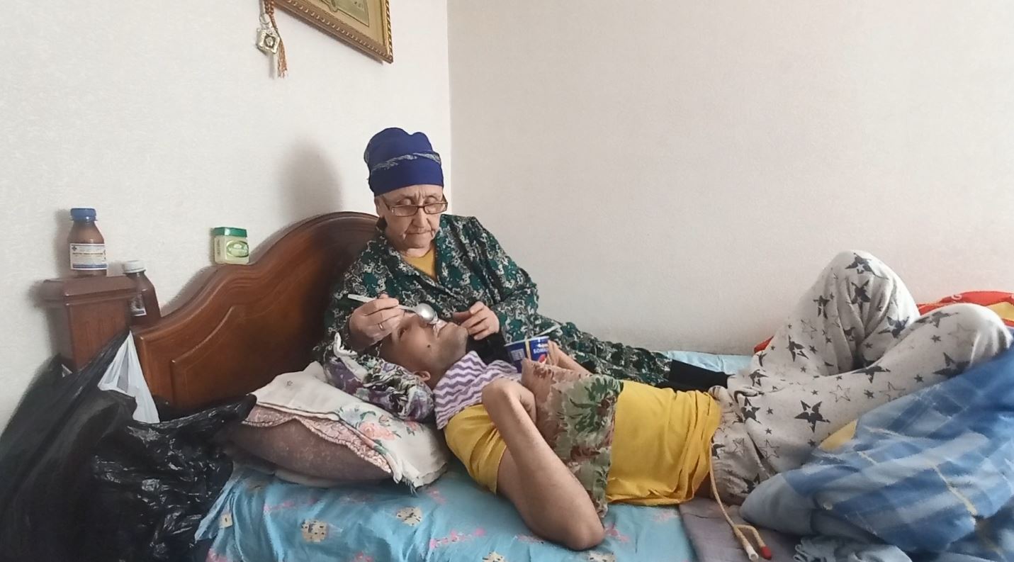 «Виноват родственный брак». Как одинокая пенсионерка ухаживает за сыном с ДЦП