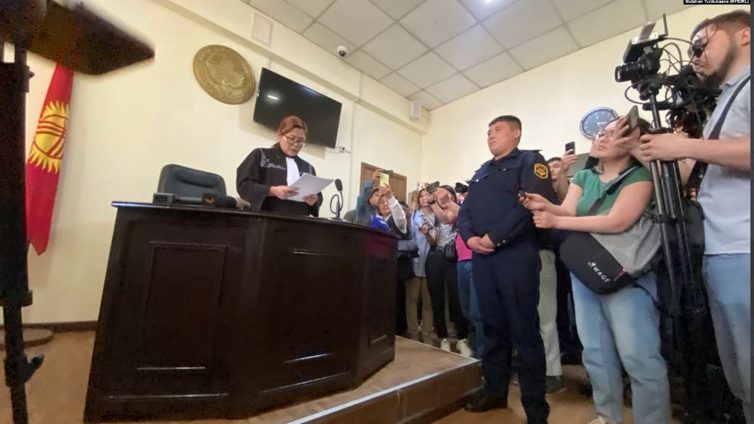 Дар Қирғизистон Суд қарор кард, ки фаъолияти бахши қирғизии Радиои Озодӣ қатъ шавад