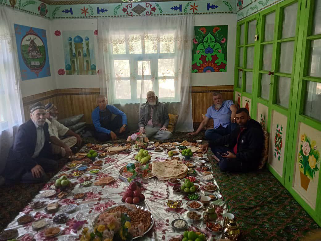 Бесплатный хостел в Горной Матче Хозяин с гостями 