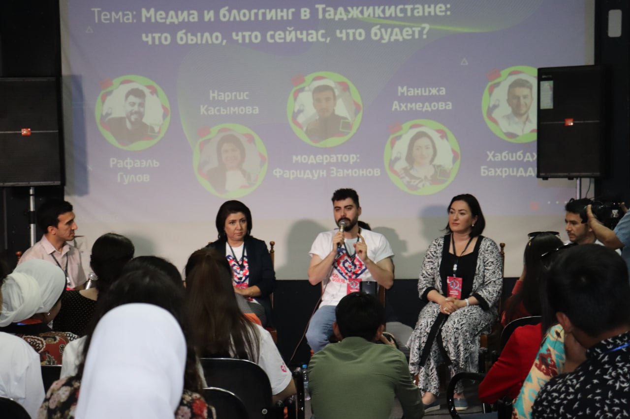 Суҳбат дар мавзуи блогерон дар Душанбе