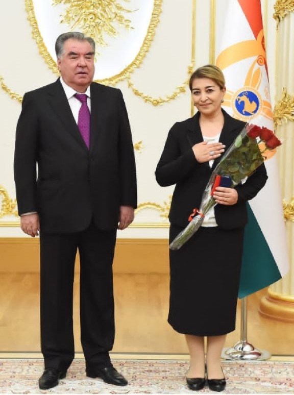 сарояндаи тоҷик бо президенти тоҷикистон