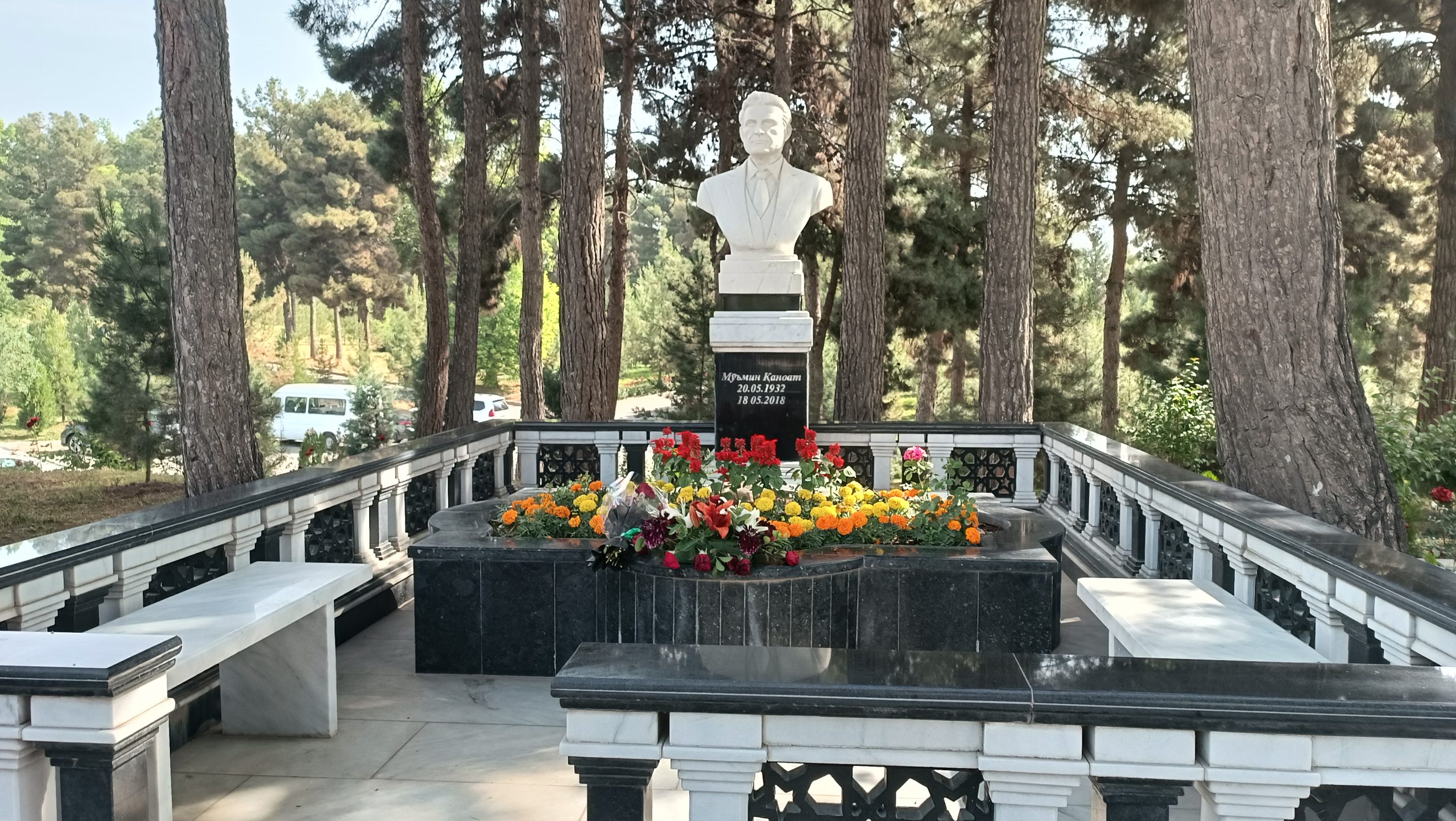 Қабри устод Мӯъмин Қаноат дар Лучоб