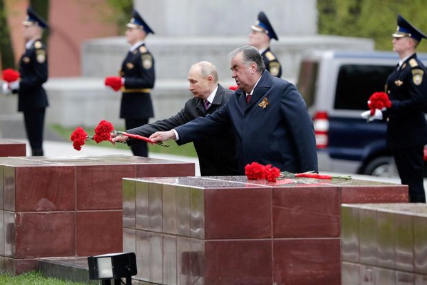 Эмомалӣ Раҳмон бо даъвати Путин ба Москва рафт