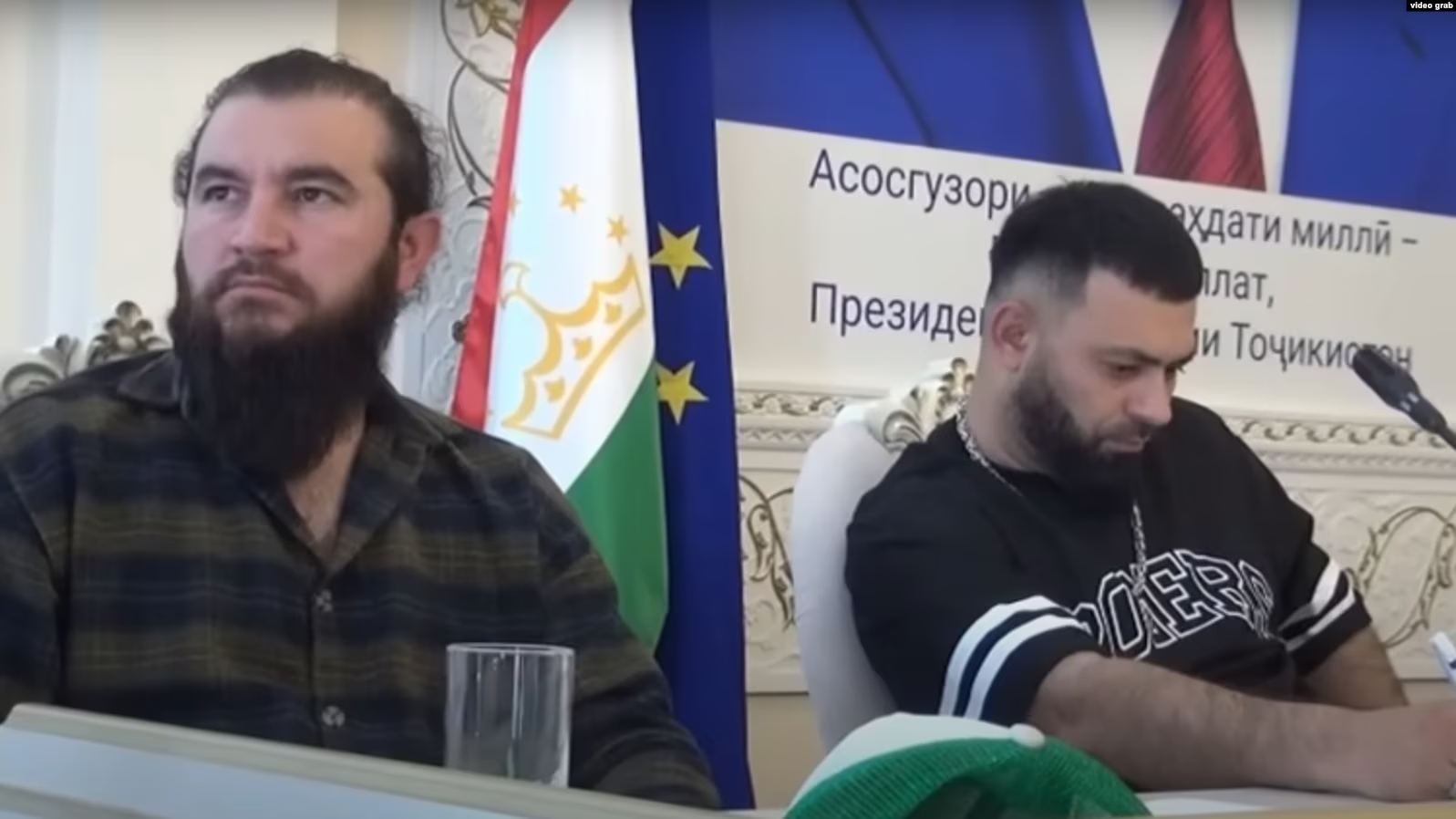 Таджикские блогеры Диловар Сафаров и Музаффар Боборахматов - участники встречи с главой Комитета по делам молодежи и спорта, Душанбе, 26 апреля 2023 года