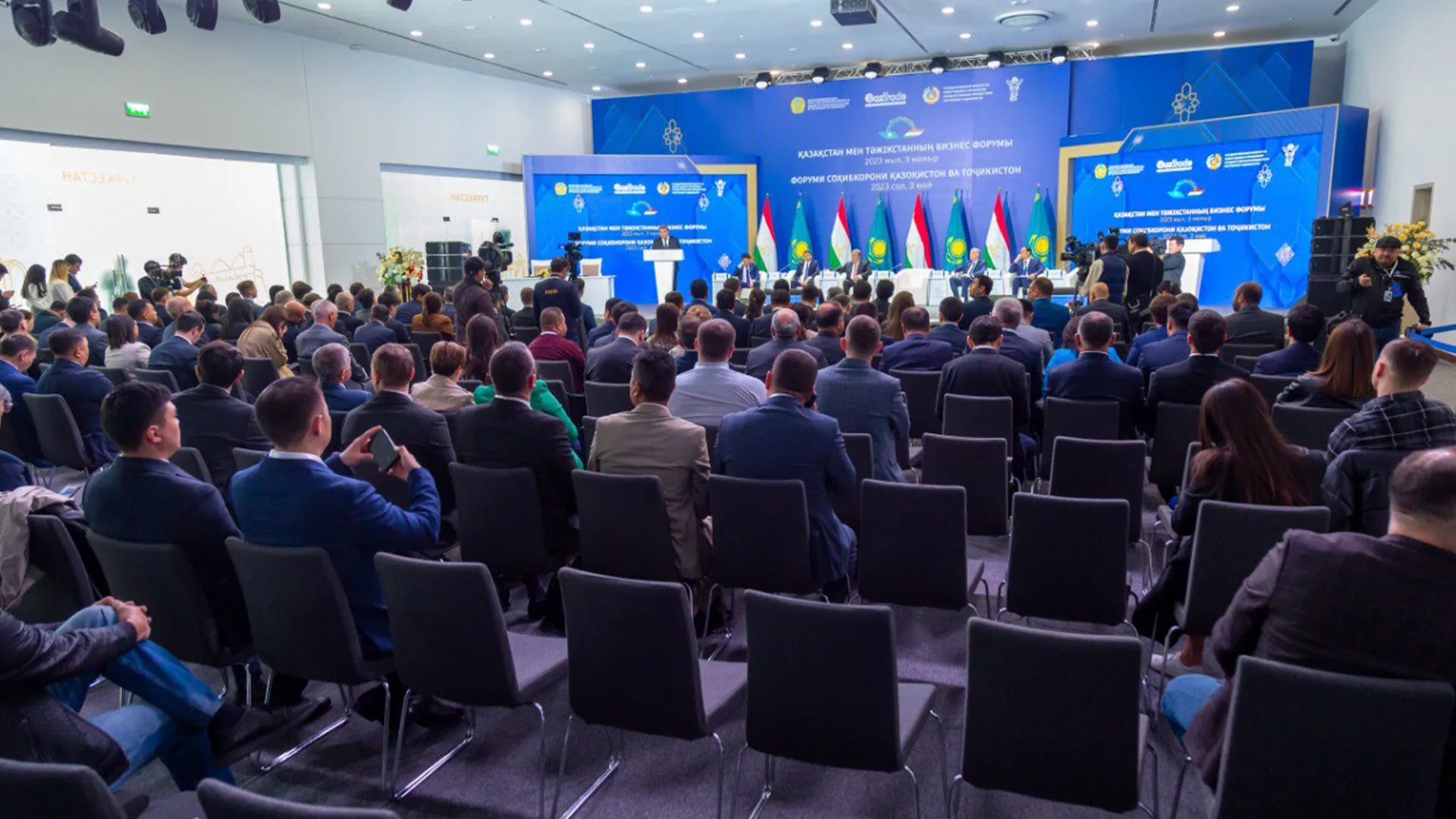 таджикско казахстанский бизнес форум 3 мая 2023 года. на форуме более 200 бизнесменов