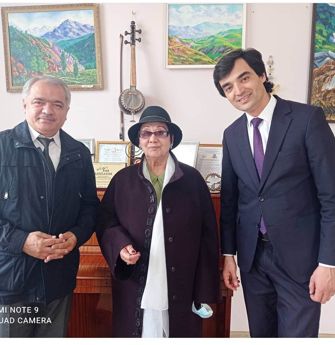 Аловуддин Абдуллоев ва ҳунармандони тоҷик