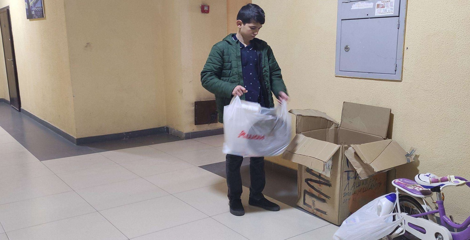 Фарис оставил в подъезде коробку, куда соседи могут класть использованный пластик. Фото из эссе