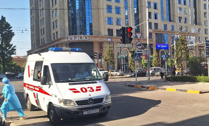 Надонистани қоидаи роҳ, беназоратӣ ё чизи дигар? Дар Тоҷикистон чаро ба “Ёрии таъҷилӣ” роҳ намедиҳанд