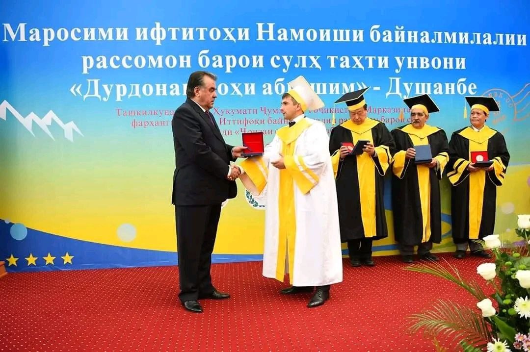 Рассоми тоҷик аз президенти тоҷикистон ҷоиза мегирад