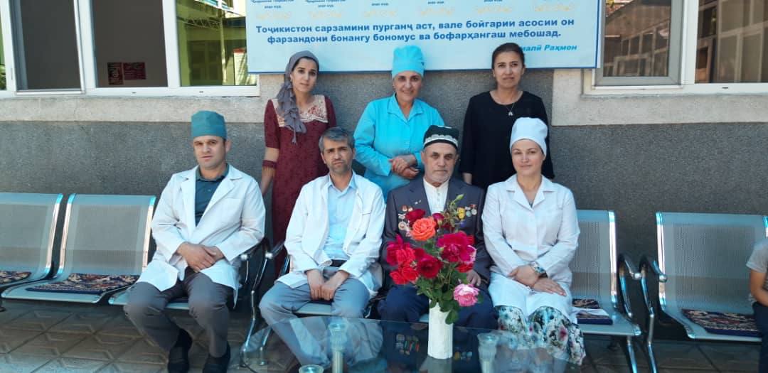Табиби афғонистонӣ бо ҳамкоронаш