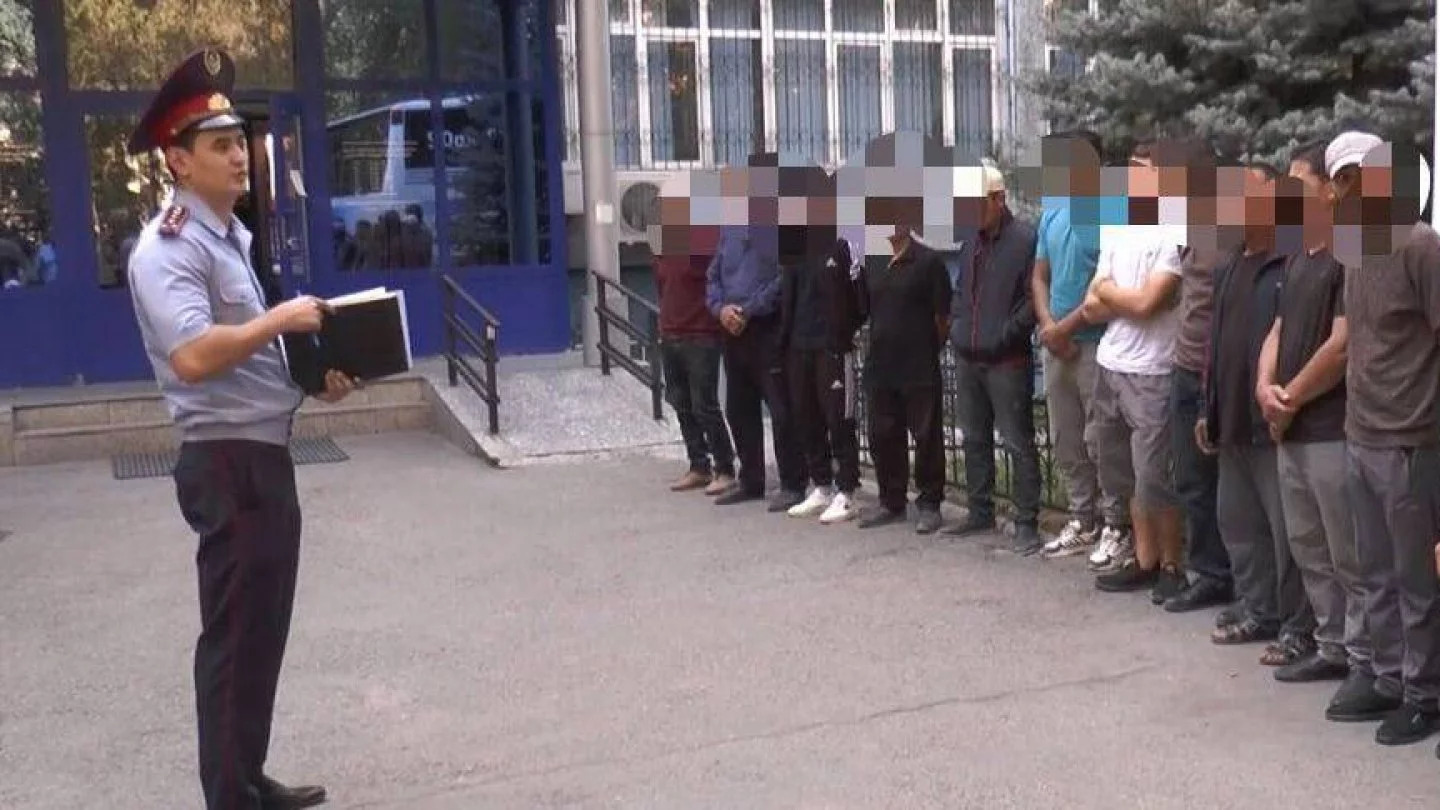 Даҳҳо шаҳрванди Тоҷикистону Узбекистонро аз Қазоқистон хориҷ карданд