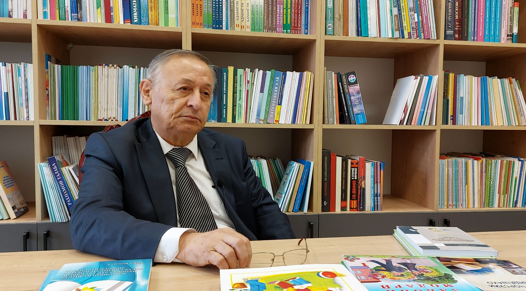 «Ни один профессор не научит тому, чему учит жизнь». Как педагог из Таджикистана открыл миру таджикский язык