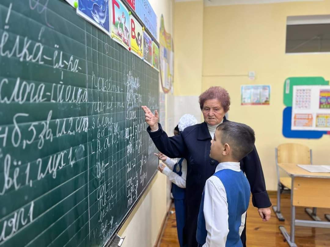 Таълими забонҳои хориҷӣ дар мактабҳои тоҷикӣ. Соати дарсӣ кам ё китоби наву муаллими ҳирфаӣ намерасад