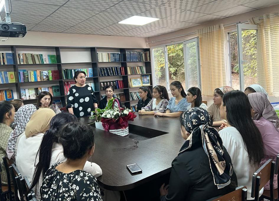 Раъно Шаропова, декани факултети филологияи руси Донишгоҳи давлатии Хуҷанд