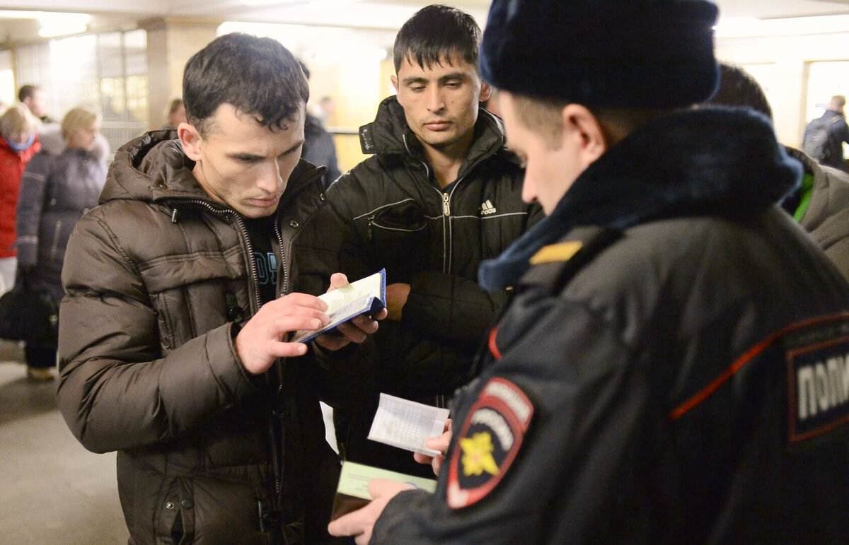 «Или на войну, или депортация». Как таджиков в России поставили перед выбором