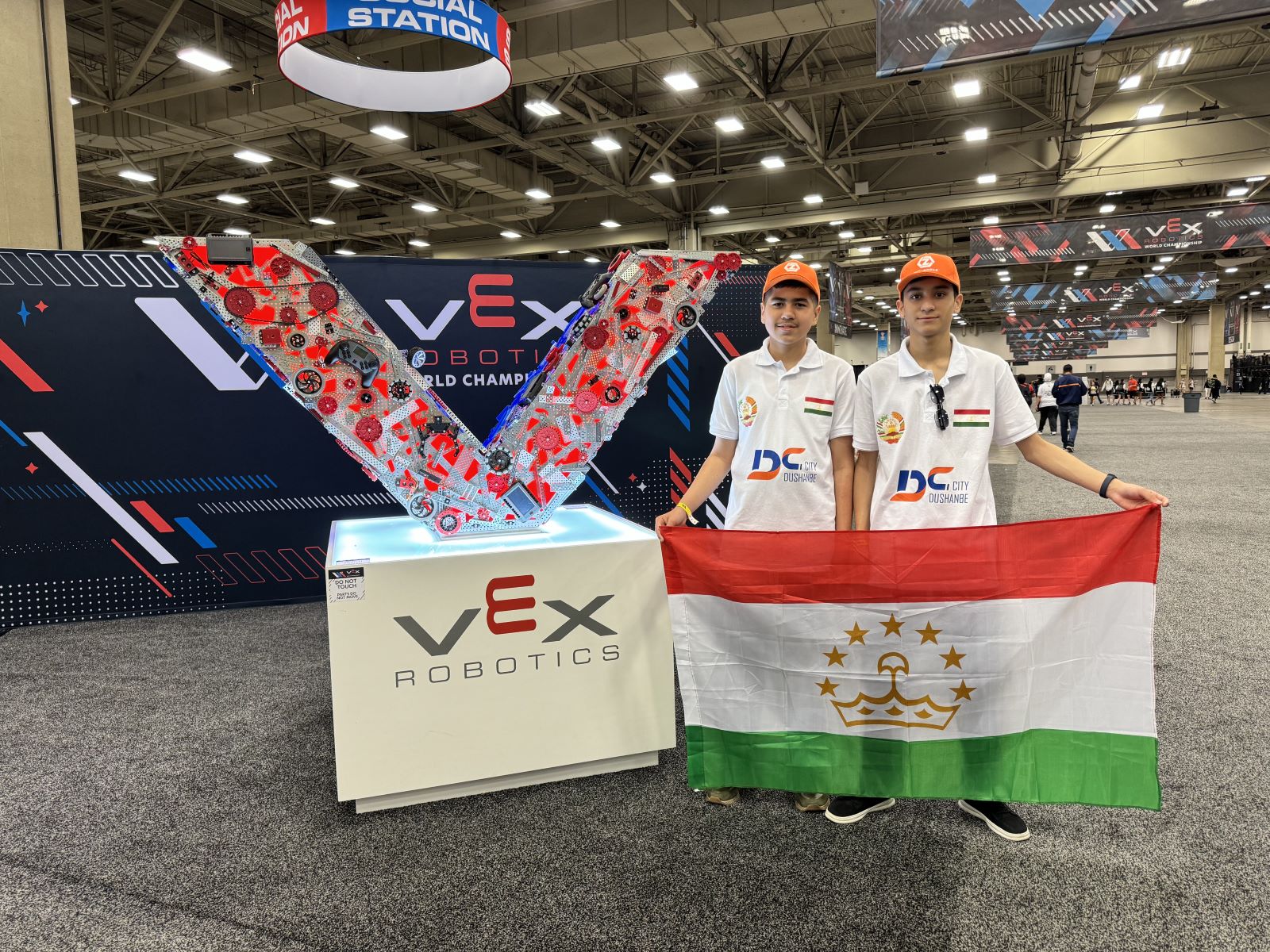 Сборная Таджикистана выступает на Чемпионате Мира по робототехнике в США