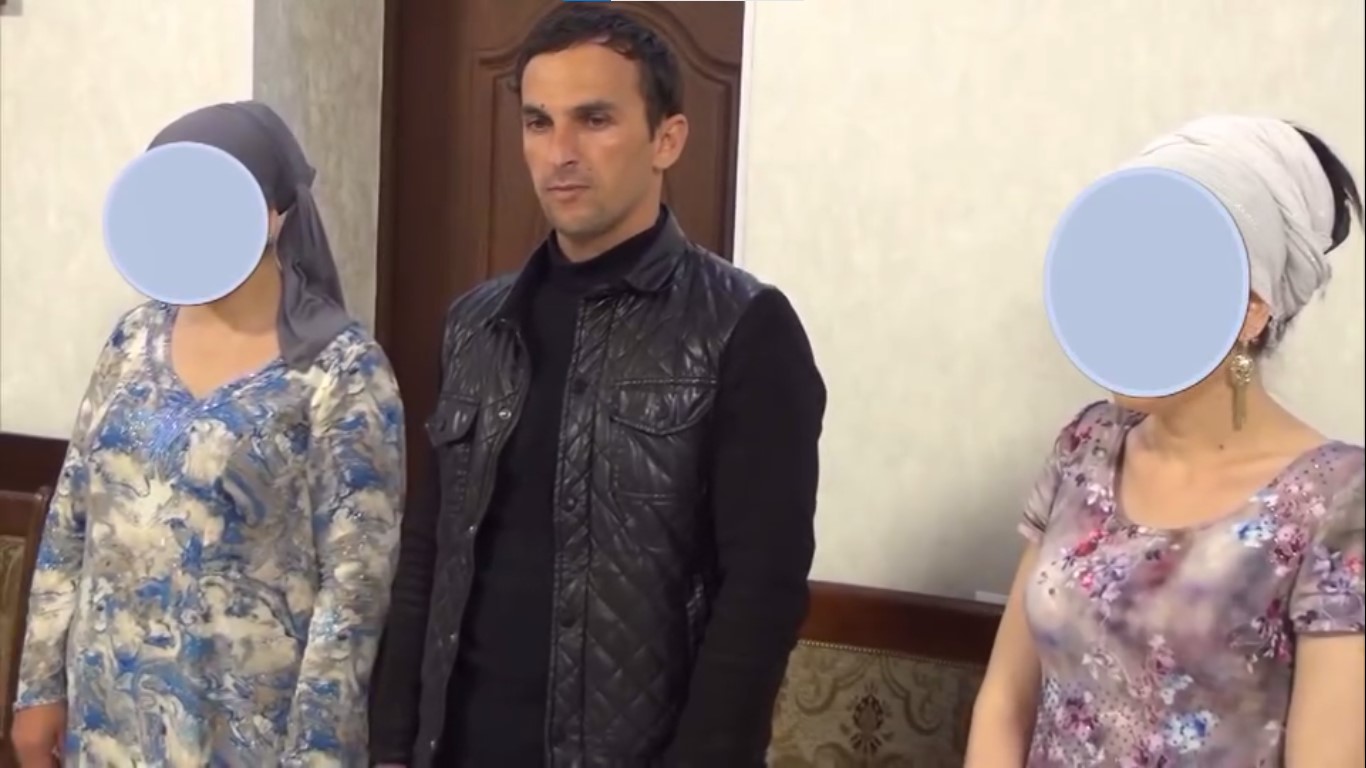 ВКД як "қорӣ"-еро, ки се зан, аз ҷумла як ноболиғро ба никоҳаш даровардааст, бо гумони қаллобӣ боздошт кард