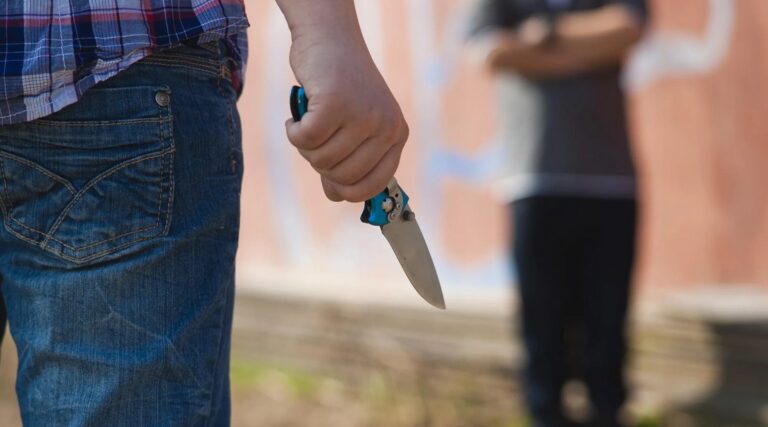 Дар муноқишаи хонандагони ду мактаби пойтахт як наврас захмӣ шудааст