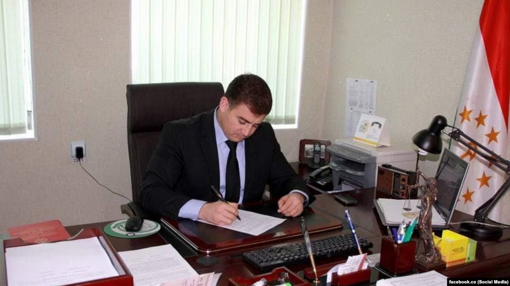 Эмомалӣ Раҳмон раиси суди ноҳияи Ш.Шоҳинро барои латукӯби сарбоз аз вазифа барканор кард