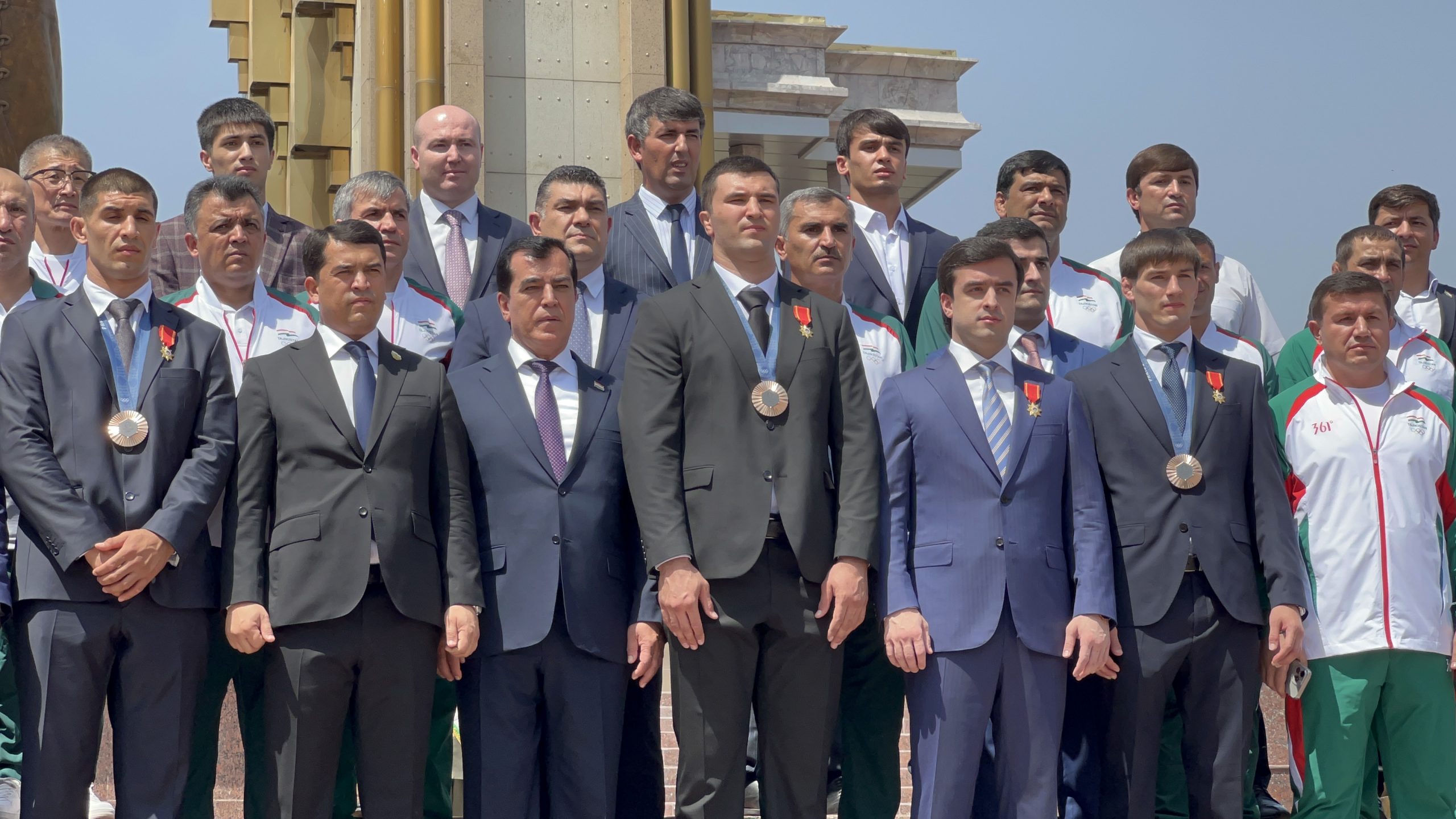 Аз истиқболи гарм то тақдими ордену хонаву мошин. Ҷоизадорони Бозиҳои олимпиро чӣ гуна пешвоз гирифтанд