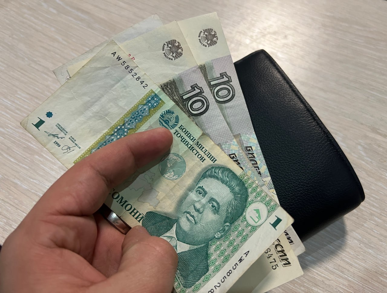 Қурби рубли русӣ дар баробари сомонӣ коҳиш ёфт