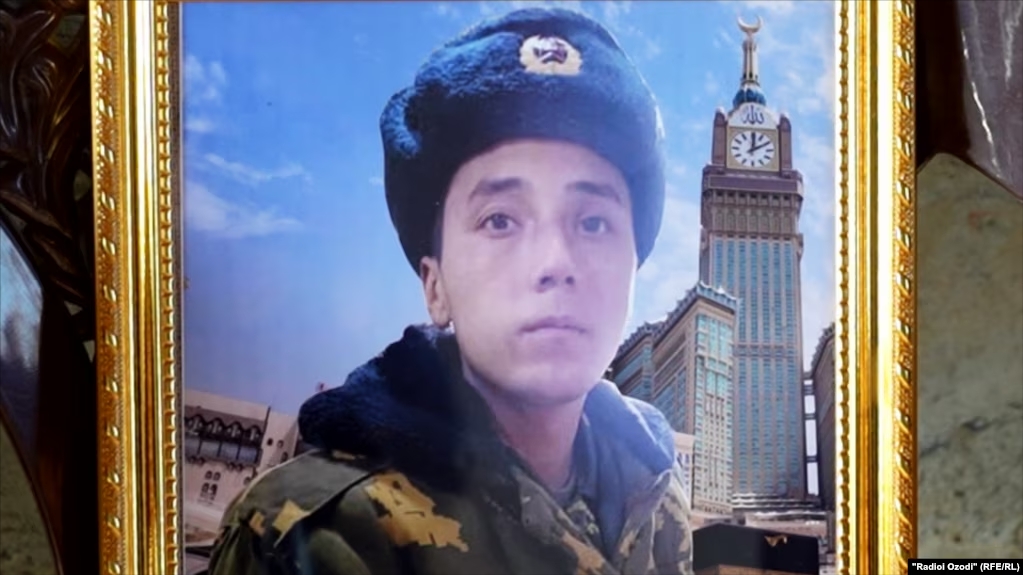 "Ду ҷойи каллаашро бурида дӯхтаанд". Марги шубҳаноки як сарбоз