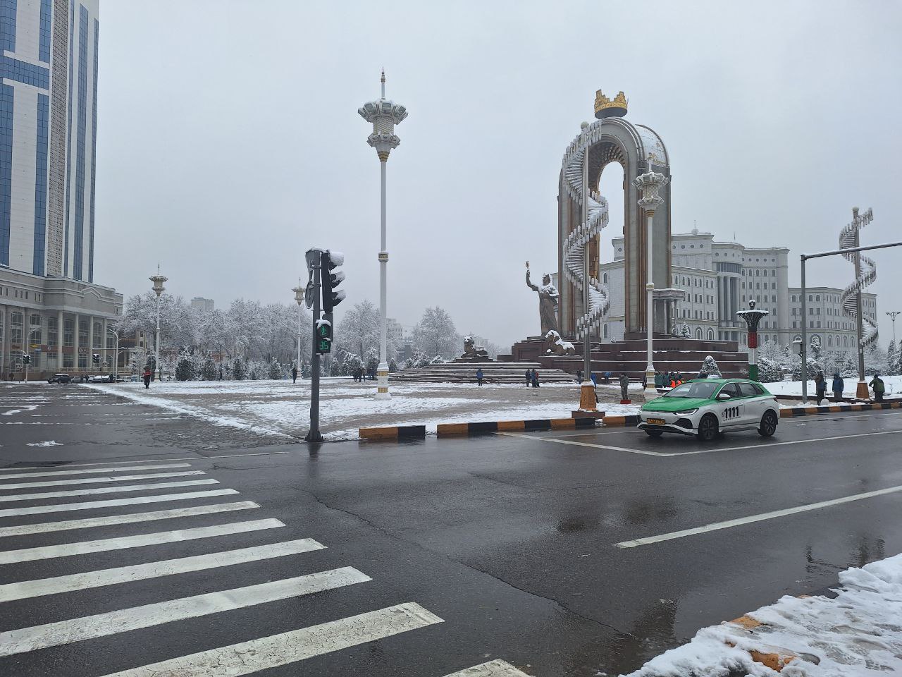 Дар Душанбе рӯзҳои истироҳат барфи аввал меборад