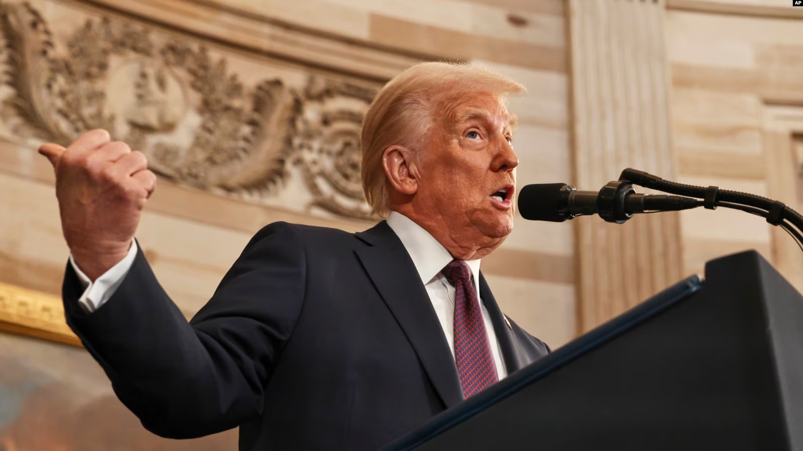 Доналд Трамп савганд ёд кард ва президенти ИМА шуд