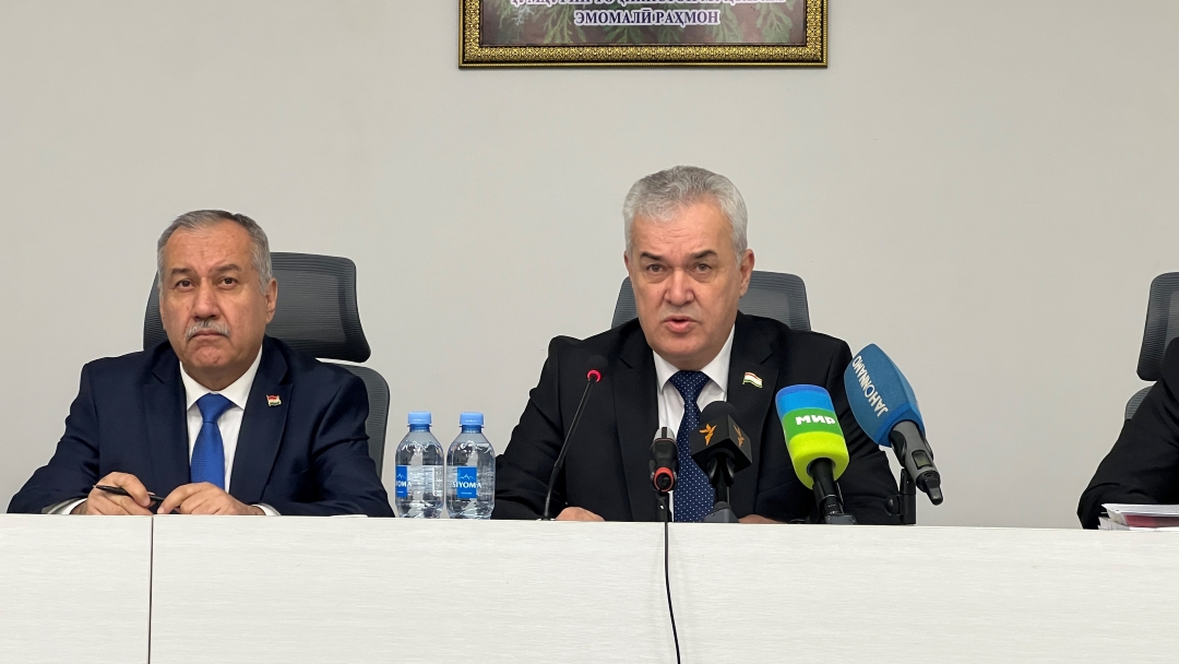 “Омӯзгор бояд дарс диҳад”. Вазири маориф гуфт, муаллимон набояд ба корҳои дигар ҷалб шаванд