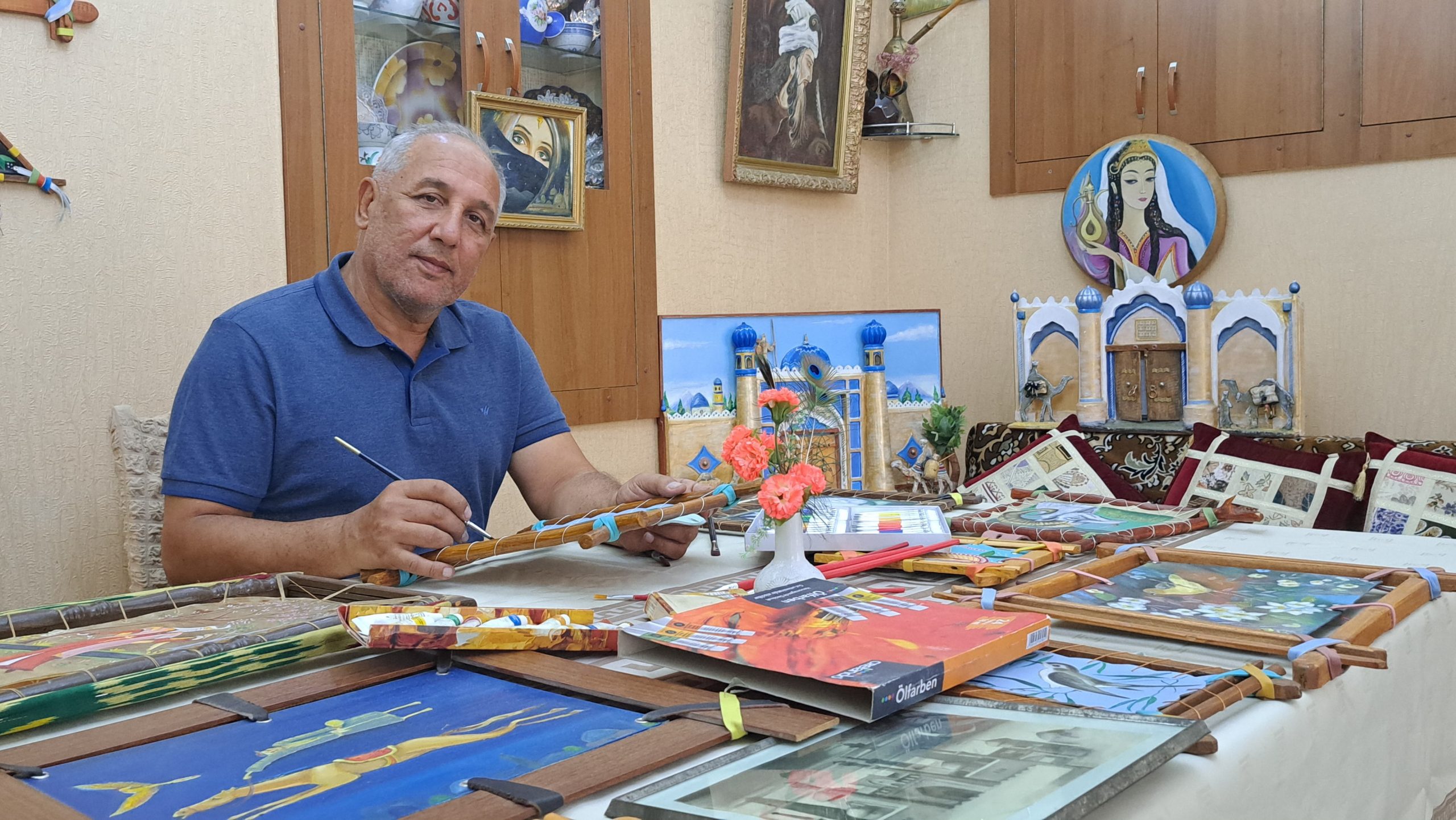 Зебоӣ дар пӯсти гов. Қиссаи рассоме, ки ҳунари нодир дорад