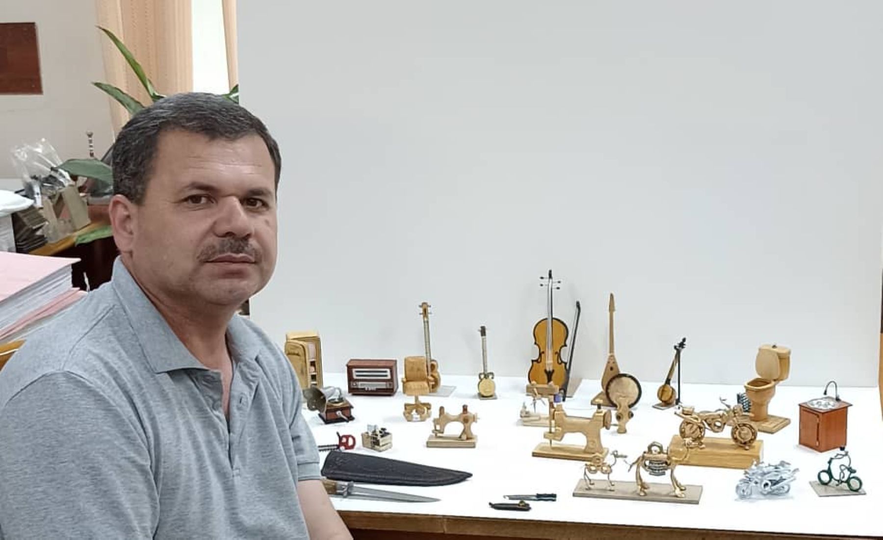 Мир на ладони. Как сотрудник Госархива Таджикистана превратил свой кабинет в музей миниатюр